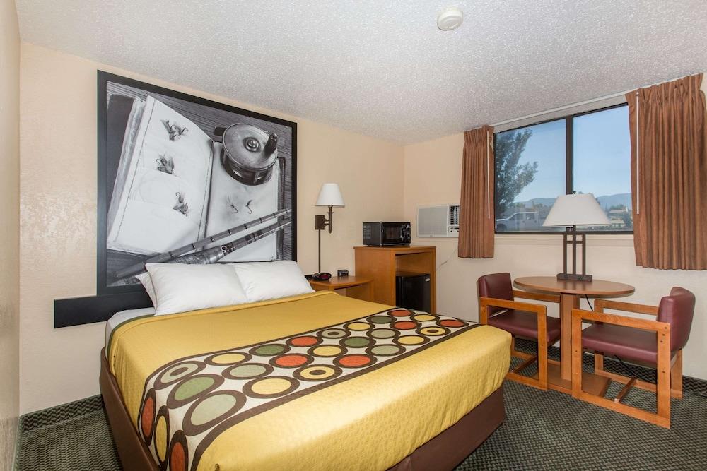Super 8 by Wyndham Casper West by the River photo 6
