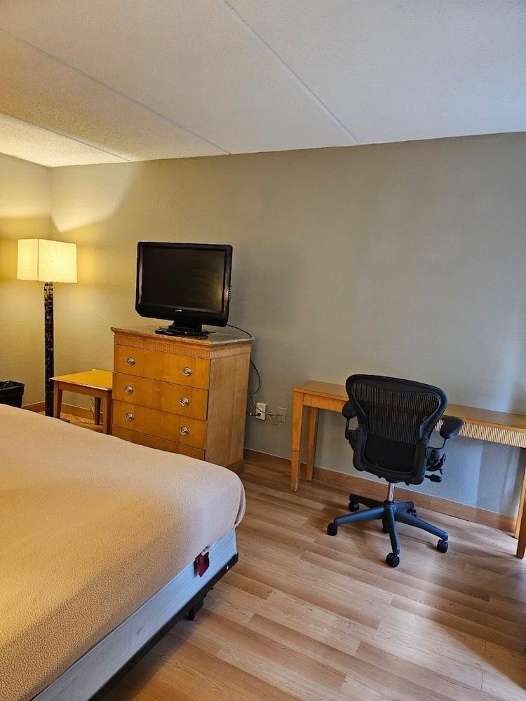 Madison Inn and Suites photo 67
