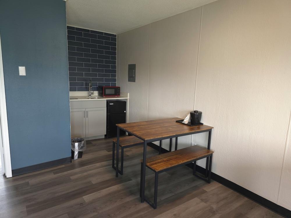 Days Inn & Suites by Wyndham Port Huron photo 19