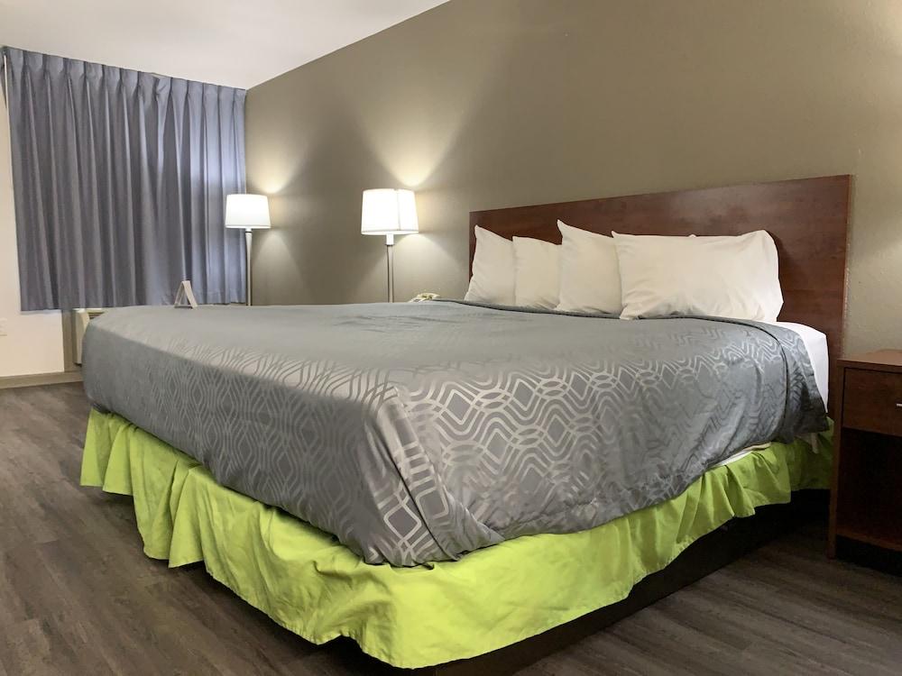 Econo Lodge Troy photo 32