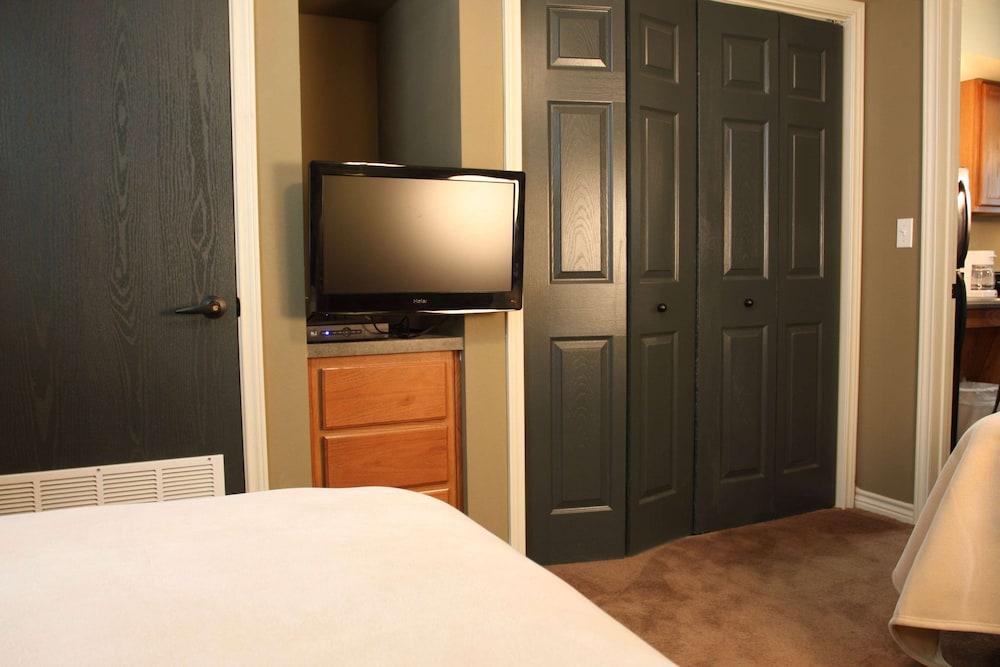 Eagle's Den Suites Kenedy a Travelodge by Wyndham photo 8