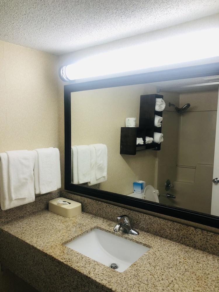 Quail Inn & Suites photo 46