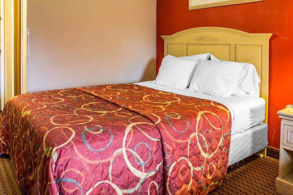 Econo Lodge Inn & Suites Walnut photo 15