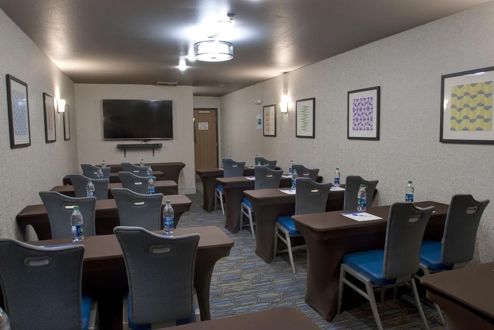 Holiday Inn Express & Suites Interstate 90 by IHG photo 27