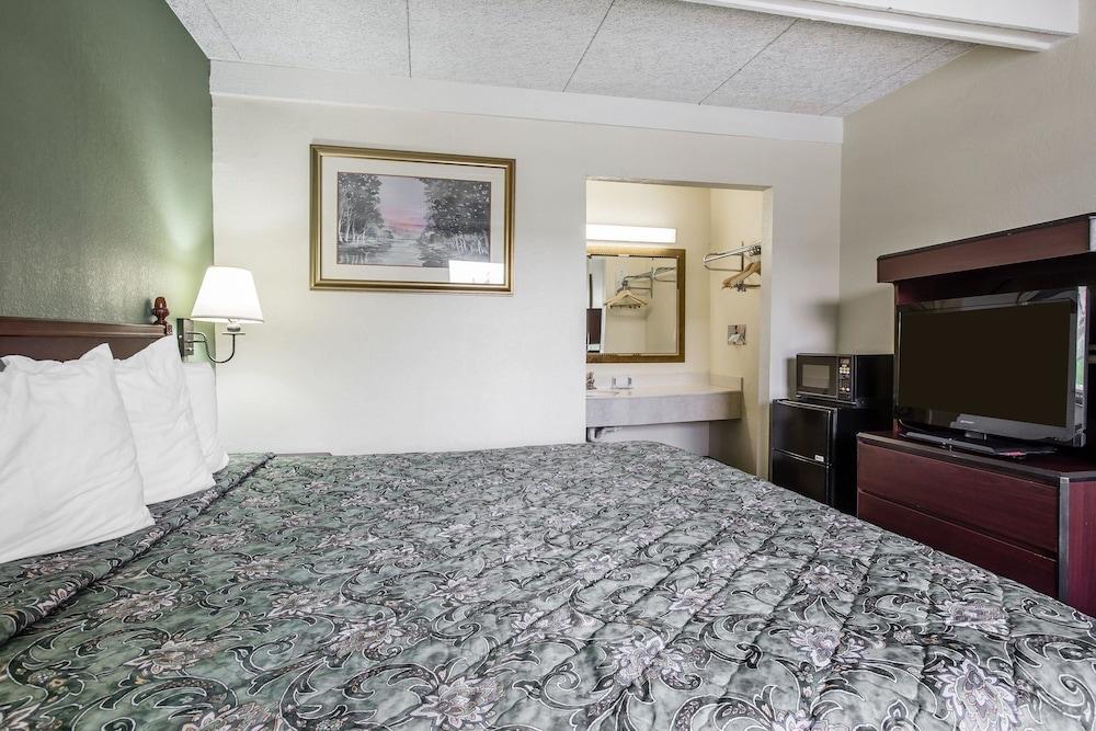Rodeway Inn Laurens photo 11