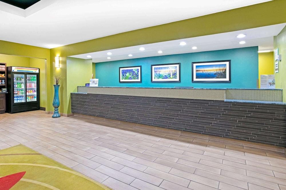 La Quinta Inn & Suites by Wyndham Paris photo 3