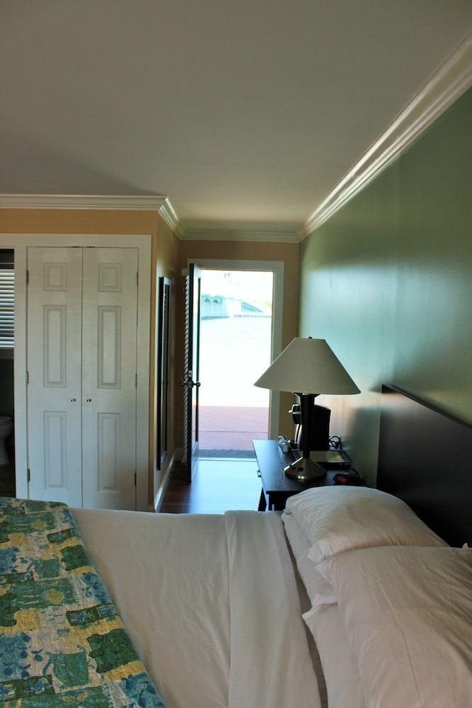 Edgewater Inn photo 10