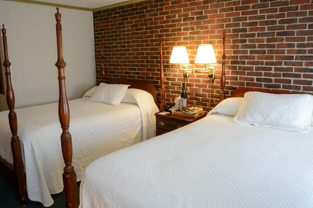 Lamie's Inn and The Old Salt Restaurant photo 10