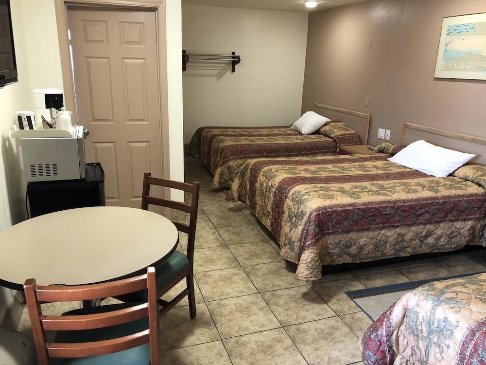 Topper Motel photo 32
