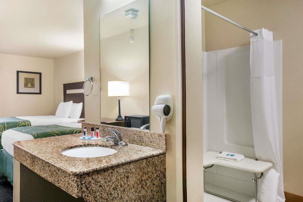 Travelodge by Wyndham Livonia photo 17
