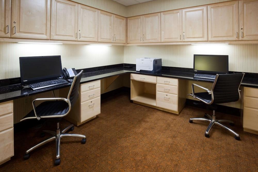 Hampton Inn & Suites Minot Airport photo 28