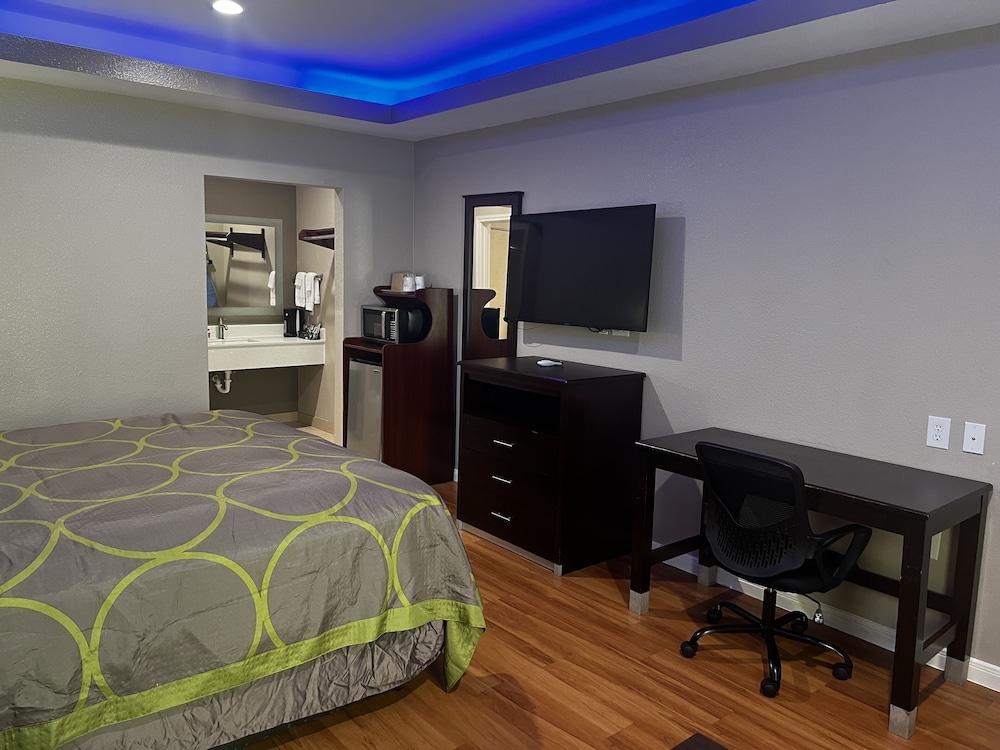 Super 8 by Wyndham Houston Northwest Cypress photo 12