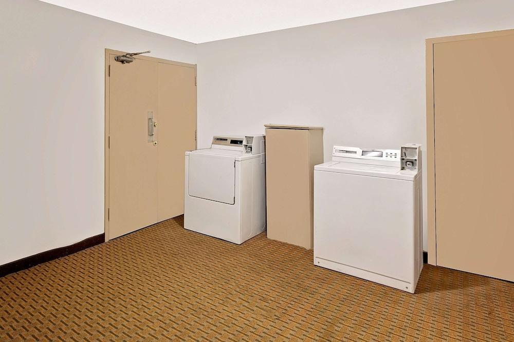 Super 8 by Wyndham Plainview photo 8