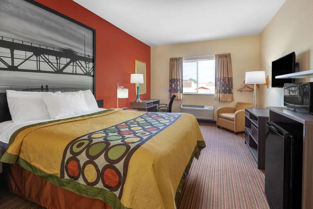 Super 8 by Wyndham Big Rapids photo 4