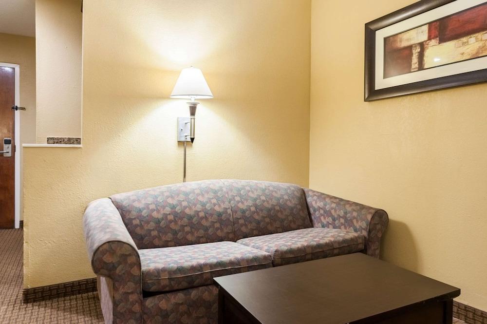 Quality Inn & Suites Lafayette photo 19