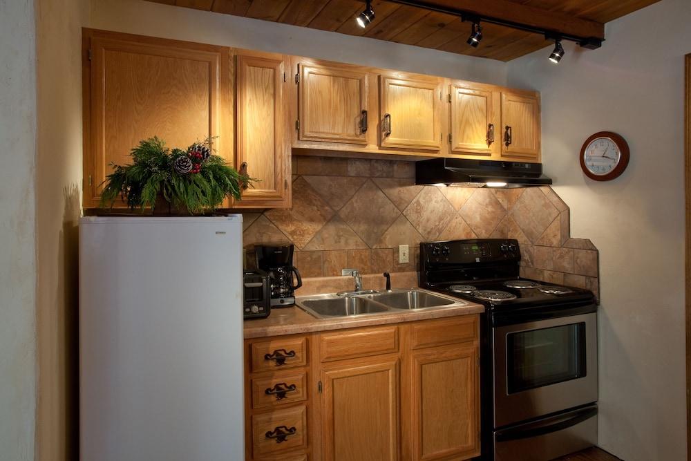 Cottam's Lodge by Alpine Village Suites photo 20