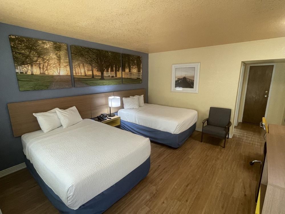 Days Inn by Wyndham Gainesville University photo 17