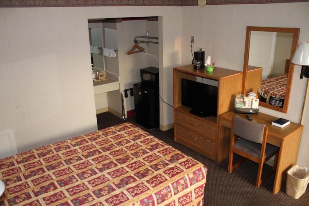 Budget Host Inn Bristol photo 14