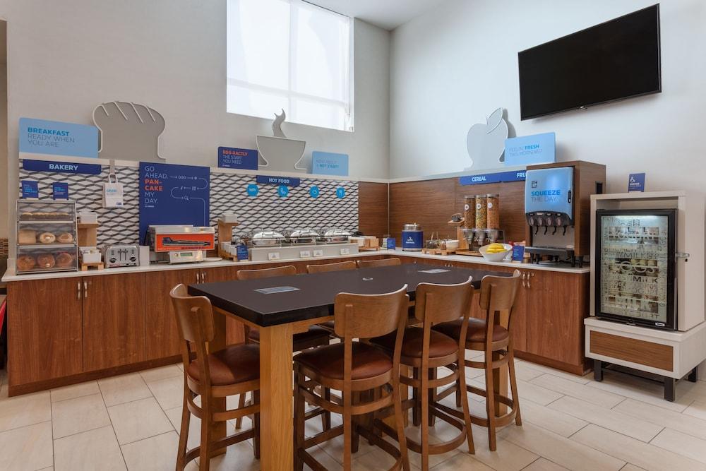 Holiday Inn Express Laguardia Airport, an IHG Hotel photo 29