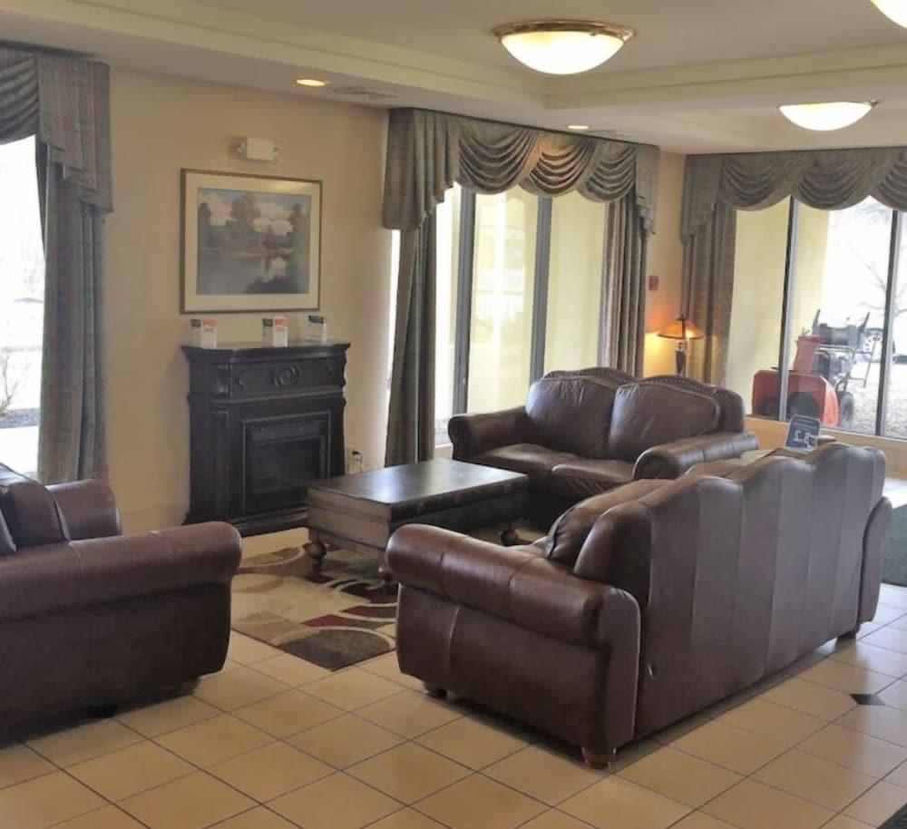 Danville Suite photo 5