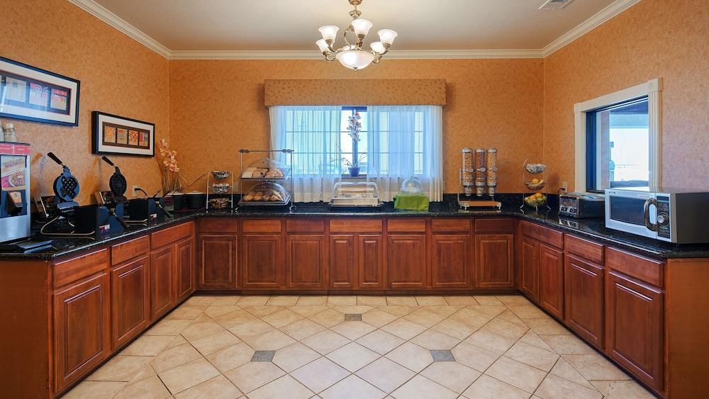 Best Western Henrietta Inn & Suites photo 15