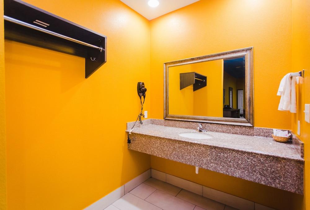 Moonlight Suites - Houston George Bush Intl Airport photo 34