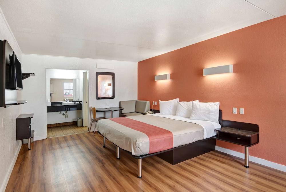 Motel 6 Dallas, TX - Forest Lane photo 9