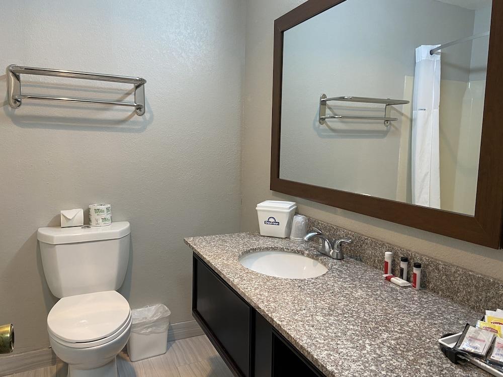 Days Inn by Wyndham Rawlins photo 9