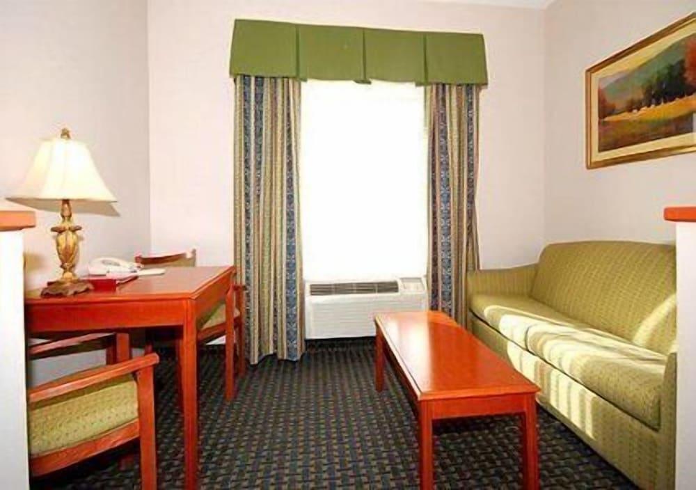 Comfort Suites Fairgrounds West photo 44