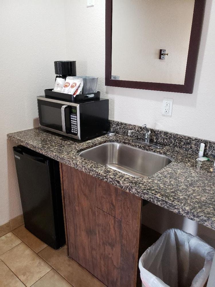 Price Pointe Inn photo 10