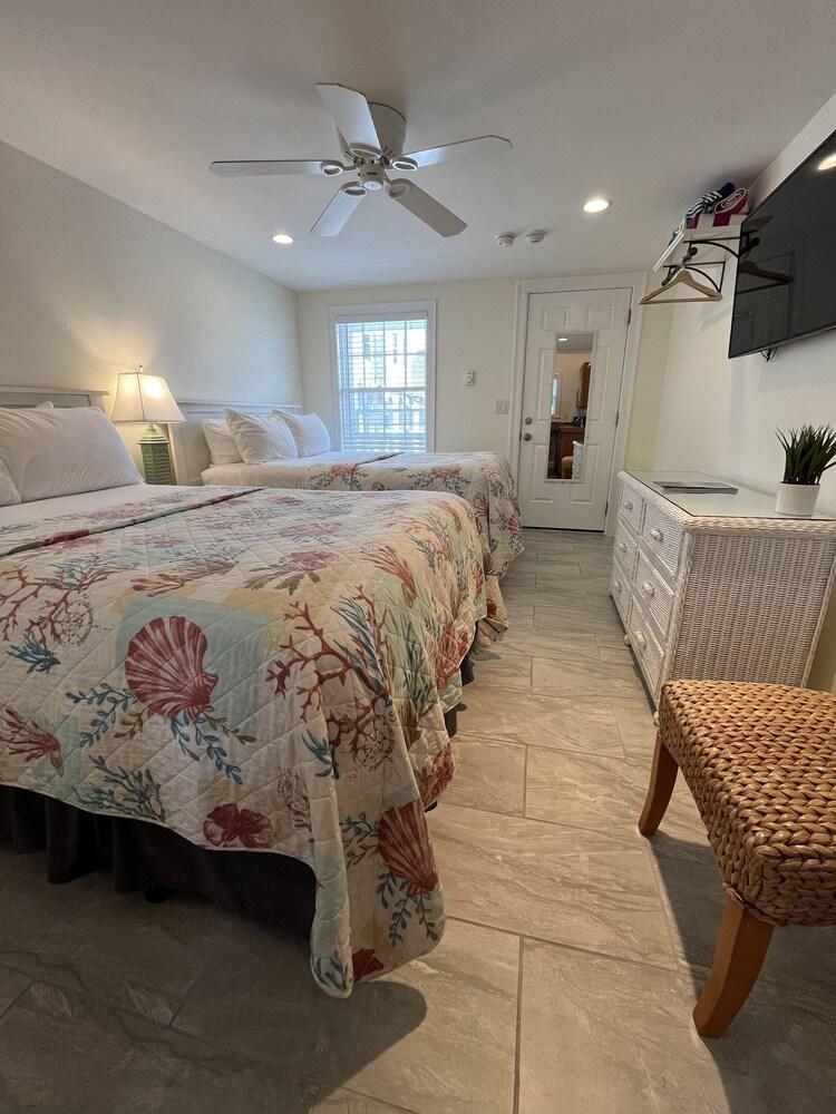 Beach Breeze Inn photo 89