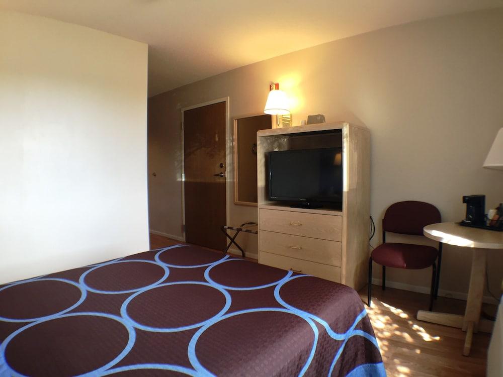 Super 8 by Wyndham Canandaigua photo 25