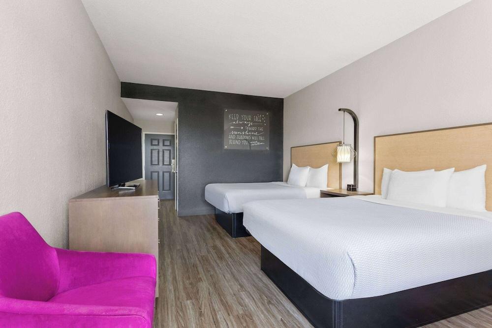 La Quinta Inn & Suites by Wyndham Ft. Pierce photo 7