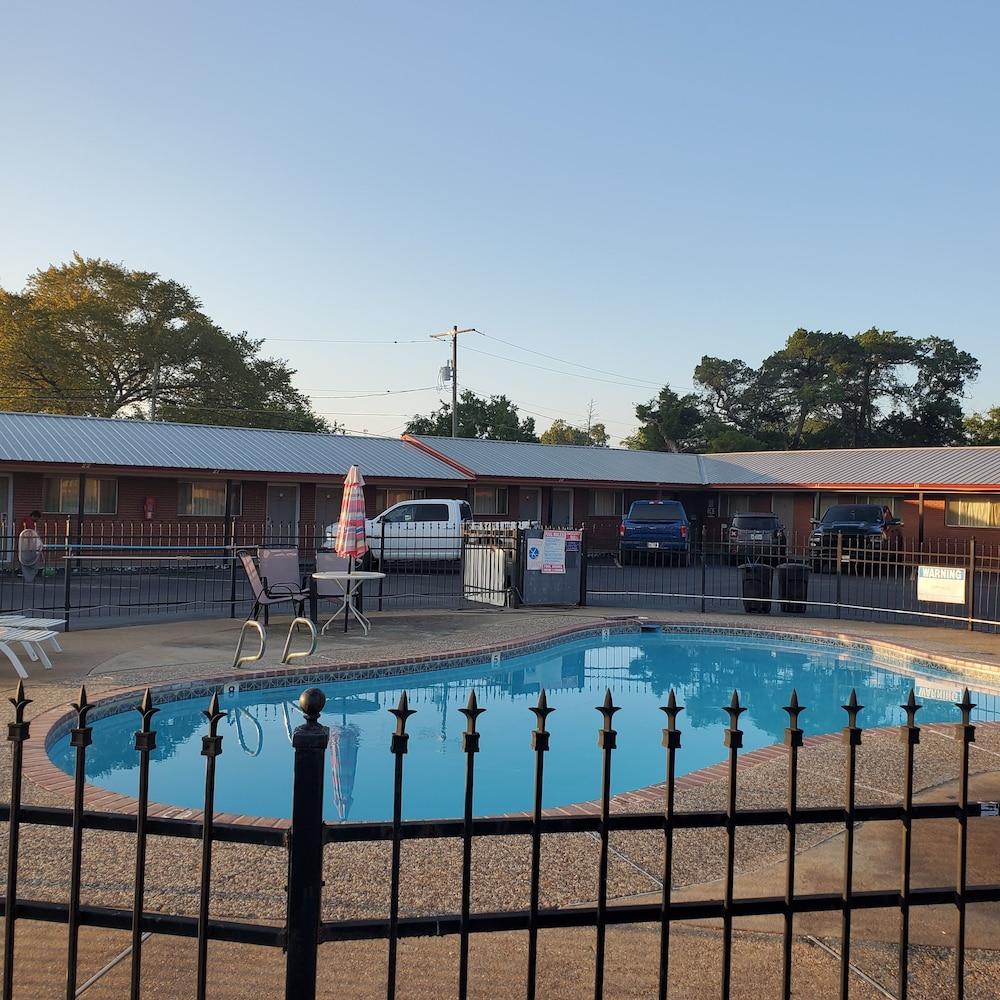 Vanguard Motel photo 14