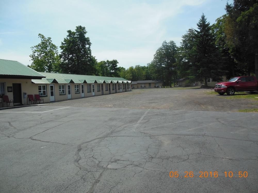 The Evergreen Motel photo 77