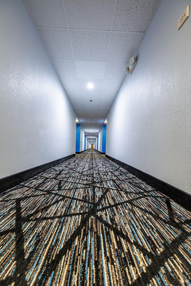 New Victorian Inn & Suites photo 30