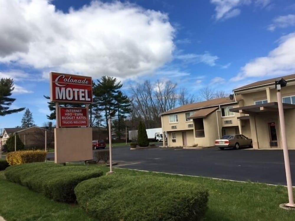 Colonade Motel photo 1