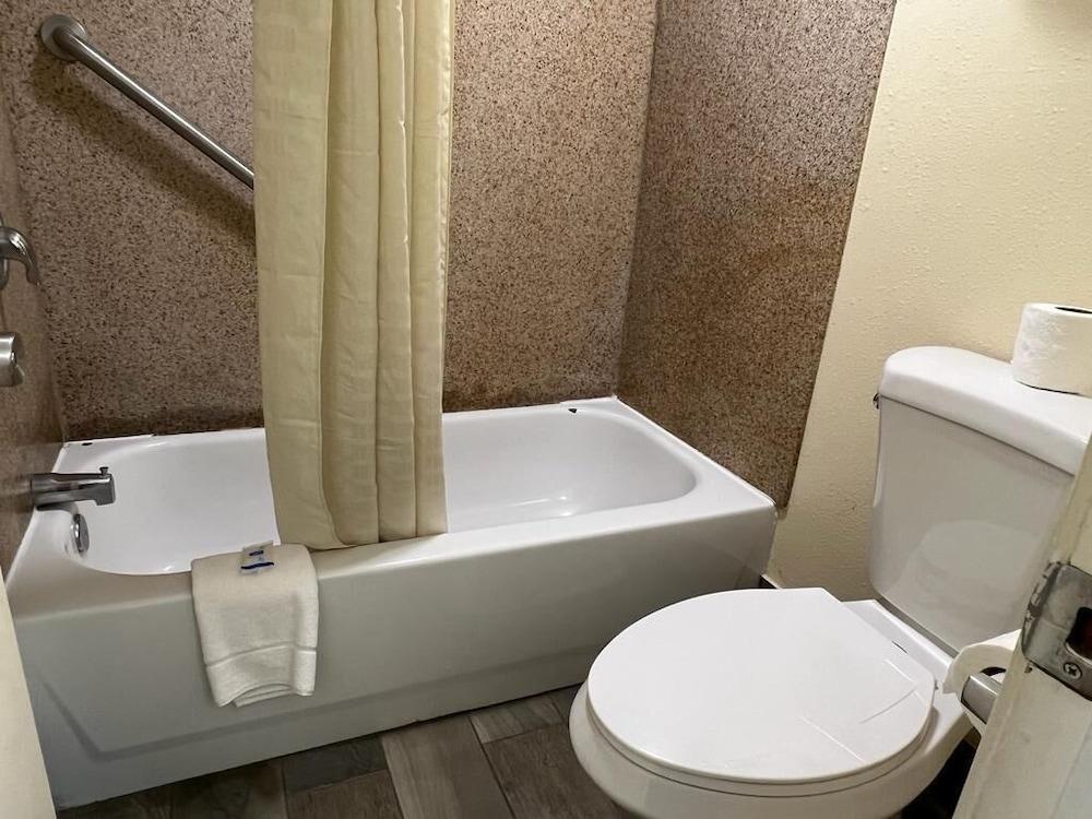 Rodeway Inn Walterboro I-95 photo 21