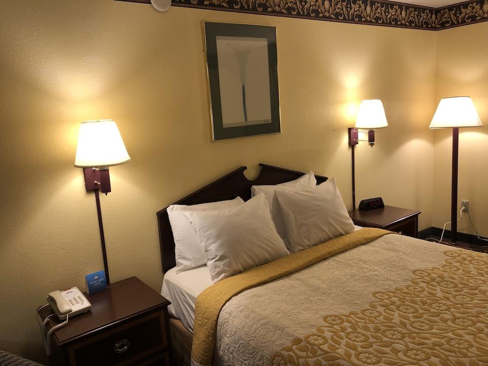 Days Inn & Suites by Wyndham Youngstown / Girard Ohio photo 2