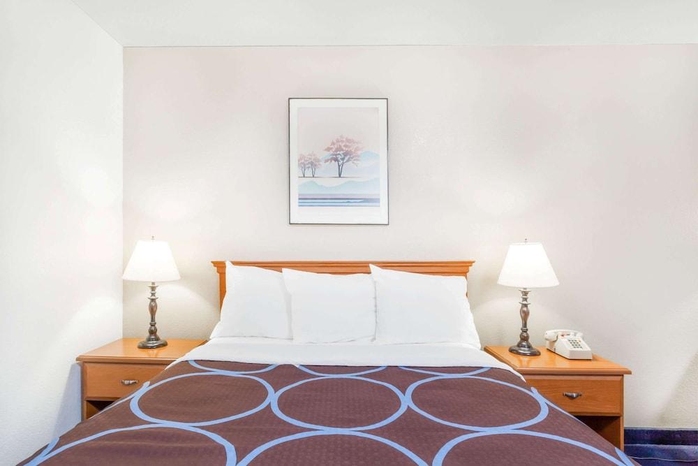 Super 8 by Wyndham Montgomery Maybrook photo 13