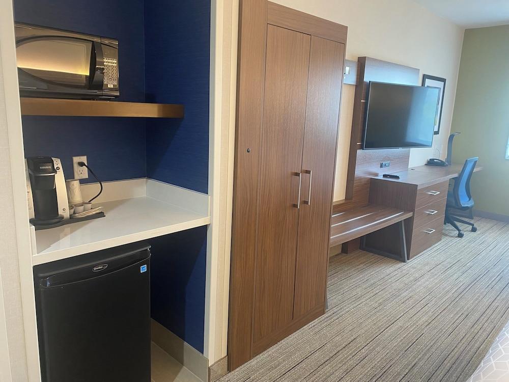 Holiday Inn Express & Suites Mountain View Silicon Valley by IHG photo 18