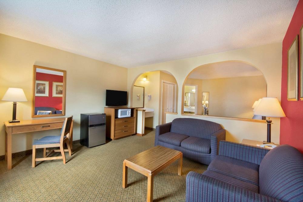 Super 8 by Wyndham Lancaster photo 10