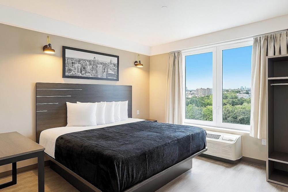 LIV Hotel Bronx - Newly Built photo 1