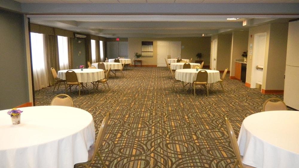 Holiday Inn Express & Suites Winner by IHG photo 39