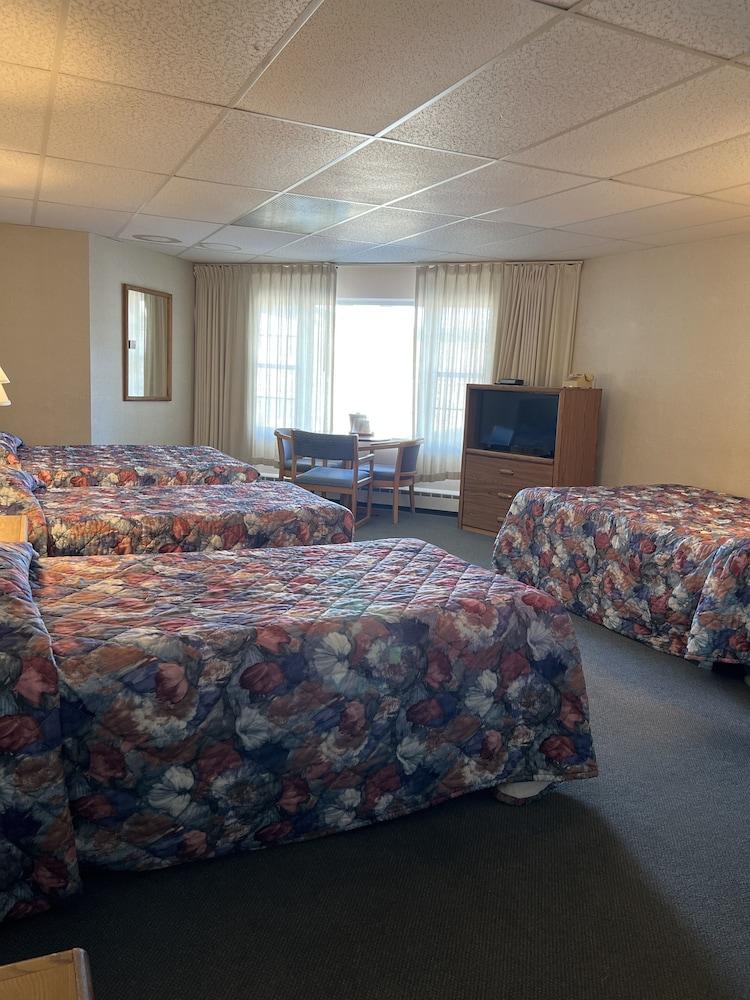 The Shoreline Inn photo 38