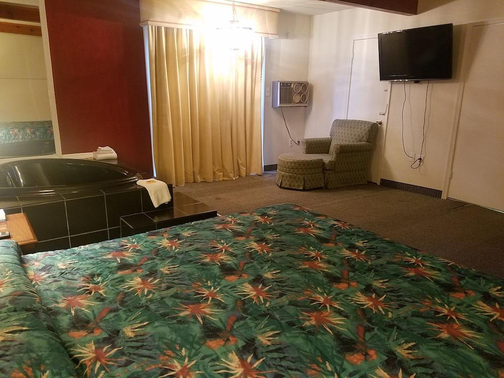 Maplehurst Motel photo 21