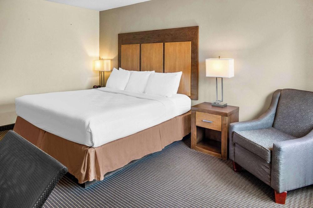 White Pines Inn & Suites photo 17