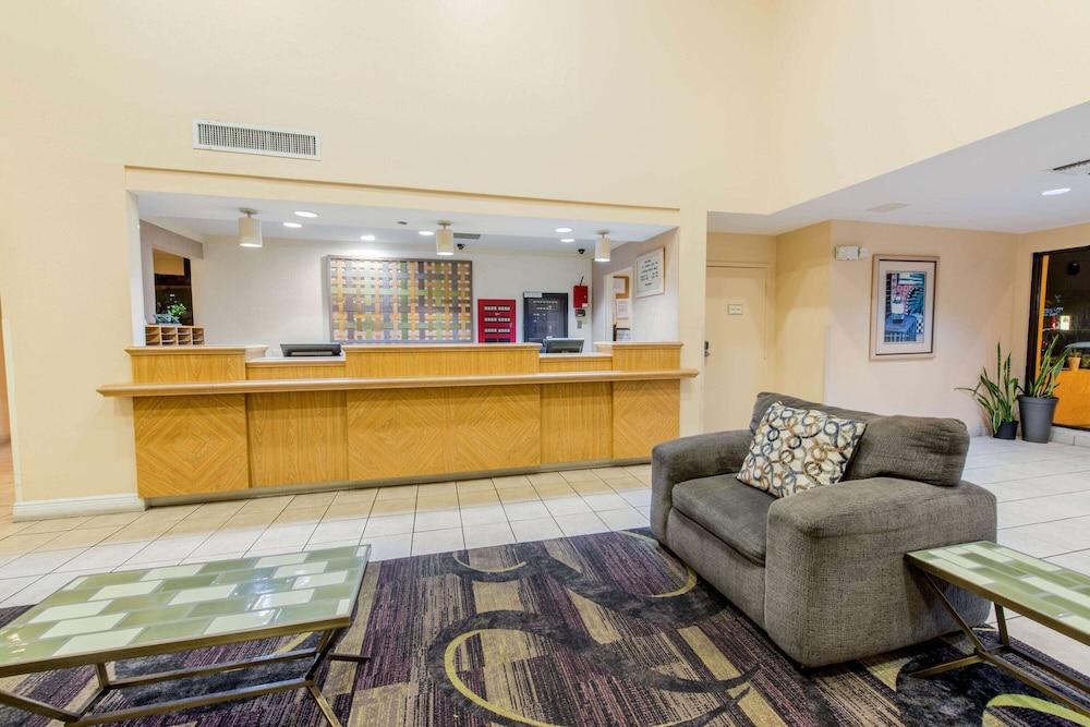 La Quinta Inn & Suites by Wyndham Ft Lauderdale Cypress Cr photo 18