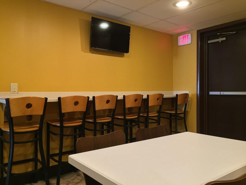 Super 8 by Wyndham Kenmore/Buffalo/Niagara Falls Area photo 13