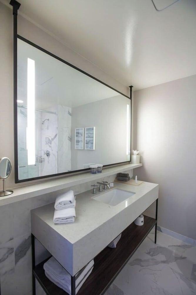 Axiom Hotel photo 22